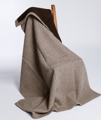 Одеяло серо-коричневое из пуха яка (Mete) Одеяло серо-коричневое, 100% - пух яка, размер 200х150, см. Вес 1,5 кг. Производство Mete, Монголия. 